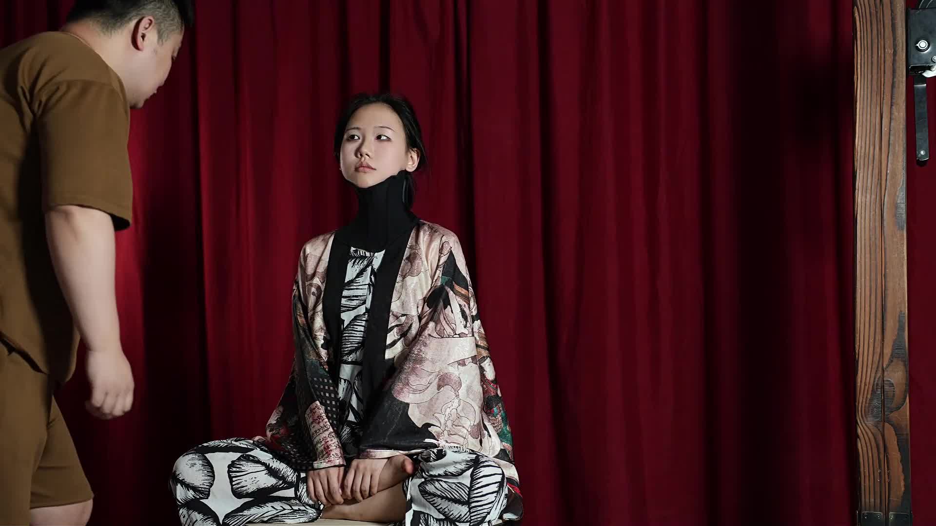 【可爱的小雯】，今天被抓来测试新道具 笼头口枷，超高颈托。来看看道具效果吧！-绳艺在线资源网