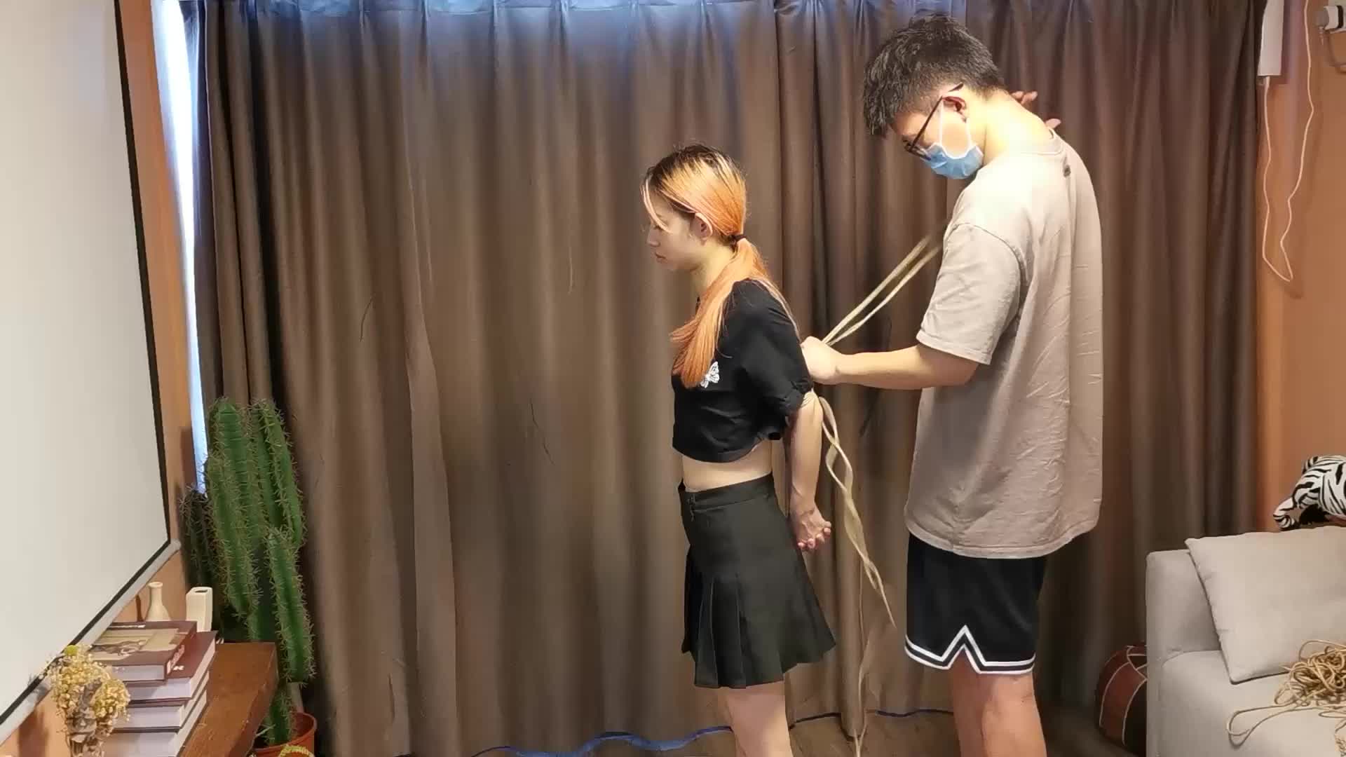 【奥特曼】珊珊直臂大口球跪吊在栏杆上80分钟长时间放置-绳艺在线资源网