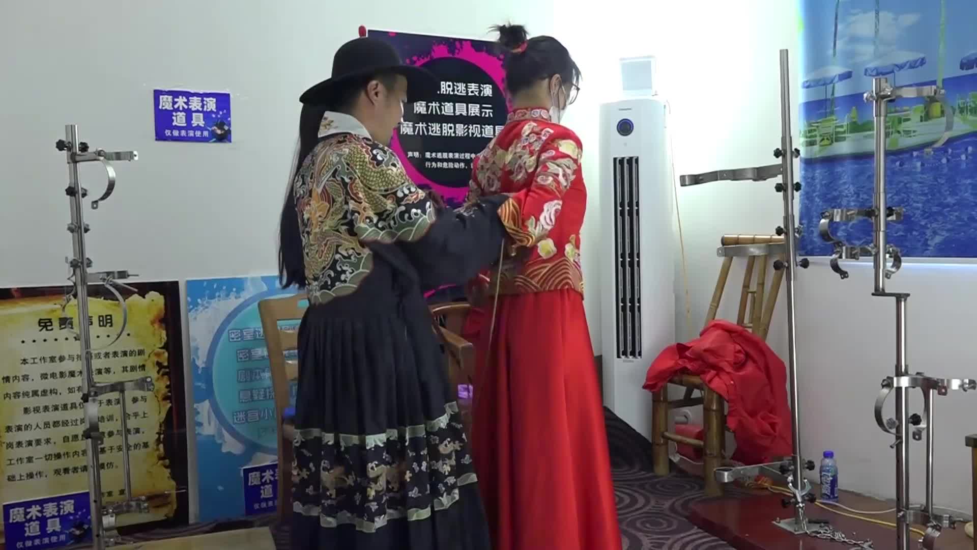 兰兰红色秀禾服，被捆绑鞭打招供，手铐脚镣，砝码脚镣-绳艺在线资源网
