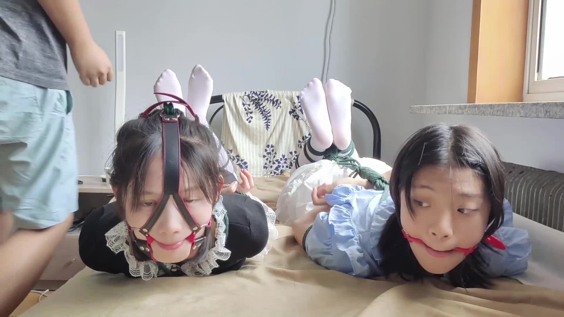 【玩奴原创】美少女晴语可歆小剧情，双人白丝驷马带口球放置-绳艺在线资源网